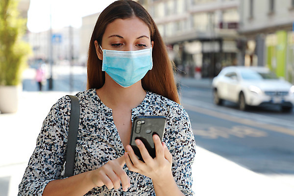 포토 JPG 해외이미지 여자 행복 도로 얼굴 인터넷 비즈니스 모바일 거리 건강 가면 한명 안전 사람 야외 스마트폰 핸드폰 도시풍경 디지털 타이핑 잡기 도시 비즈니스우먼 수술 바이러스 어플리케이션 보호 질병 스마트 예방 경영 전염병 해외포토 1 감정 길 컨셉 의학 교통시설 모션 풍경 신체부위 치료 전자제품 스마트기기 직장인 파일형식 이미지허브