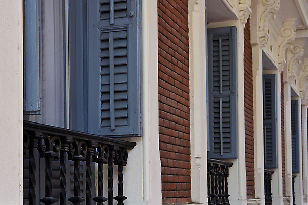 포토 JPG 해외이미지 외관 유럽 벽 건축양식 창문 벽돌 주택 미술 사람없음 건물 빨간색 파란색 세트 검은색 흰색 오픈 창살 옛날 해외포토 건축물 건축 나라 컬러 문화예술 파일형식 이미지허브