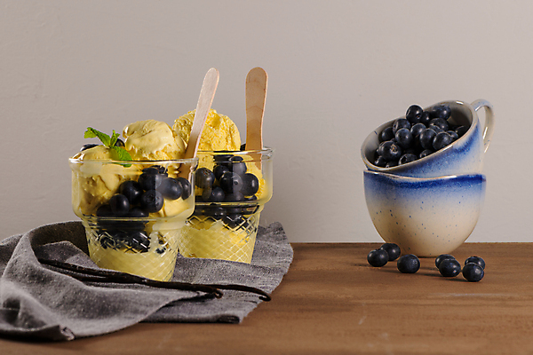 포토 JPG 해외이미지 아이스크림 잔 실내 사람없음 컵 쌓기 달콤 천 민트 담기 블루베리 나무스푼 바닐라맛 해외포토 식기 과일 모션 디저트 내부 직물 맛 허브 나무숟가락 파일형식 이미지허브