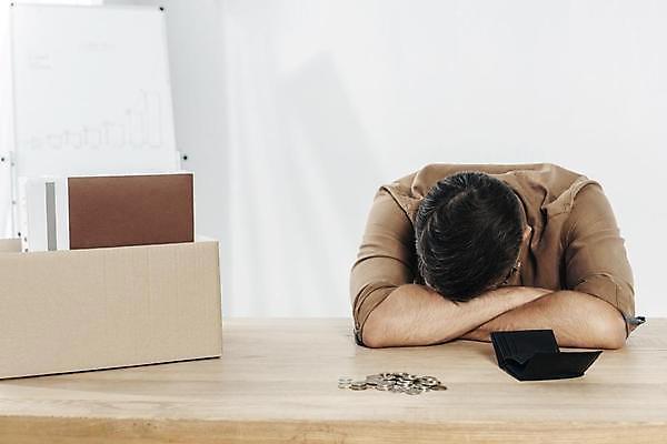 포토 JPG 해외이미지 남자 엎드리기 탁자 실내 한명 성인 앞모습 상자 동전 지갑 좌절 불행 성인남자한명만 해외포토 1 감정 뷰포인트 가구 컨셉 돈 모션 사람 내부 남자한명만 성인남자만 파일형식 이미지허브