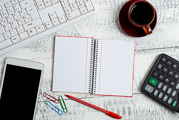 포토 JPG 해외이미지 종이 탁자 사람없음 스마트폰 연필 쪽지 공책 공백 키보드 기록 커피잔 해외포토 커피 가구 문구용품 학용품 잔 핸드폰 스마트기기 필기구 파일형식 이미지허브