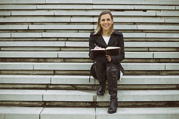 포토 JPG 해외이미지 라이프스타일 여자 생각 비즈니스 사업가 성공 설계 거리 아이디어 한명 미소 앉기 성인 야외 금융 독서 계단 기록 잡기 도시 작업 비즈니스우먼 전문직 집중 명상 경영자 문서 시티라이프 해결 해외포토 직업 1 컨셉 모션 표정 사람 생활 경제 직장인 리더 파일형식 이미지허브