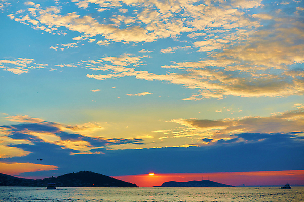 포토 JPG 해외이미지 구름 실루엣 산업 파도 바다 여행 백그라운드 오렌지 비즈니스 교통시설 자연 하늘 낚시 항해 풍경 사람없음 빨간색 물 파란색 빛 햇빛 태양 반사 노란색 일출 항구 황혼 일몰 화물 보트 황금 저녁 큼 컨테이너 함선 낚시꾼 포트 수평선 해외포토 자연요소 컬러 교통 배_교통 과일 레저 촬영기법 노을 운송업 야간 크기 시설 생태계 파일형식 이미지허브