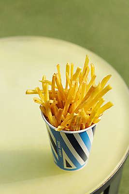 포토 JPG 주간 디저트 그림자 사람없음 야외 감자튀김 종이컵 담기 원형탁자 이천 휴게소 국내포토 자연요소 음식 모션 탁자 휴식 감자 컵 튀김 일회용 경기도 파일형식