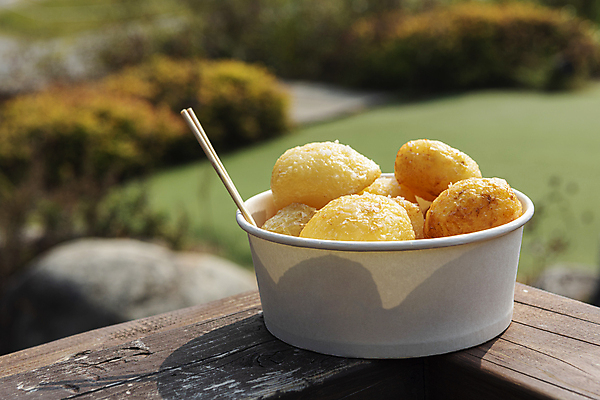 포토 JPG 주간 디저트 그림자 사람없음 야외 아웃포커스 꼬챙이 종이컵 담기 나무울타리 이천 통감자 휴게소 국내포토 자연요소 음식 모션 주방용품 휴식 감자 촬영기법 컵 울타리 일회용 경기도 파일형식