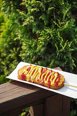 포토 JPG 주간 디저트 사람없음 야외 풀 케첩 머스터드 나무울타리 이천 핫바 휴게소 종이접시 국내포토 자연요소 식물 접시 음식 휴식 울타리 소스_음식 경기도 파일형식