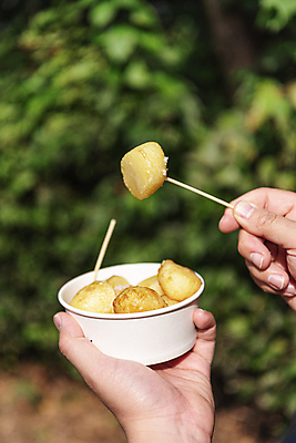 포토 JPG 주간 손 디저트 들기 야외 아웃포커스 신체부위 풀 꼬챙이 종이컵 이천 통감자 휴게소 국내포토 자연요소 식물 음식 모션 주방용품 휴식 감자 촬영기법 사람 컵 일회용 경기도 파일형식