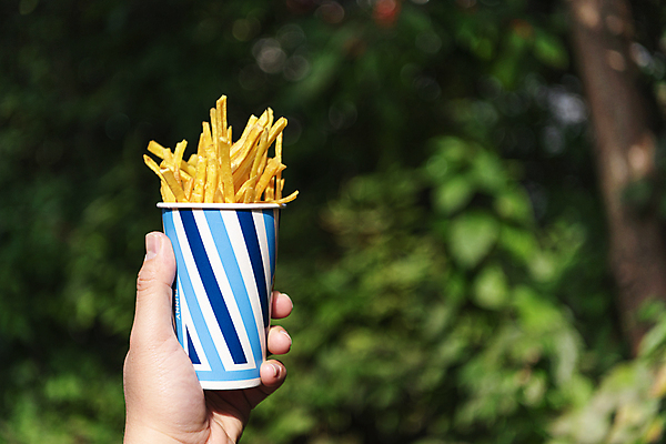 포토 JPG 주간 손 디저트 들기 야외 아웃포커스 신체부위 감자튀김 종이컵 이천 휴게소 국내포토 자연요소 음식 모션 휴식 감자 촬영기법 사람 컵 튀김 일회용 경기도 파일형식