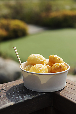 포토 JPG 주간 디저트 사람없음 야외 아웃포커스 꼬챙이 종이컵 담기 나무울타리 이천 통감자 휴게소 국내포토 자연요소 음식 모션 주방용품 휴식 감자 촬영기법 컵 울타리 일회용 경기도 파일형식