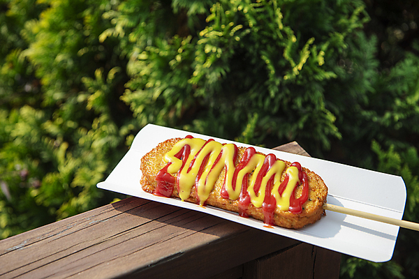 포토 JPG 주간 디저트 사람없음 야외 풀 케첩 머스터드 나무울타리 이천 핫바 휴게소 종이접시 국내포토 자연요소 식물 접시 음식 휴식 울타리 소스_음식 경기도 파일형식