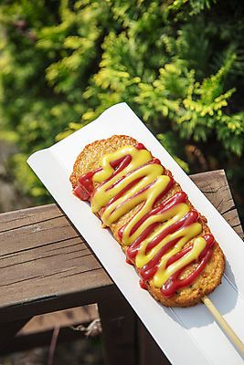 포토 JPG 주간 디저트 사람없음 야외 아웃포커스 하이앵글 풀 케첩 머스터드 나무울타리 이천 핫바 휴게소 종이접시 국내포토 자연요소 식물 접시 음식 뷰포인트 휴식 촬영기법 울타리 소스_음식 경기도 파일형식