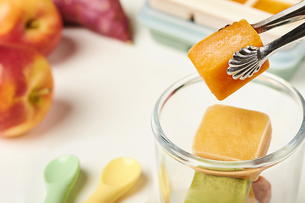 포토 JPG 스튜디오촬영 잔 실내 집게 들기 근접촬영 사람없음 아웃포커스 숟가락 얼음 흰배경 유기농 채식 고구마 이유식 건강식 얼음틀 프랑스음식 퓨레 얼림 미니사과 국내포토 자연요소 식기 웰빙 음식 뷰포인트 백그라운드 컨셉 모션 디저트 뿌리채소 서양음식 촬영기법 수저 내부 흰색 사과 파일형식