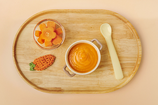 포토 JPG 스튜디오촬영 그릇 꽃무늬 실내 사람없음 하이앵글 숟가락 당근 아기용품 유기농 채식 유리그릇 이유식 건강식 나무쟁반 프랑스음식 퓨레 코랄배경 국내포토 식기 웰빙 꽃 음식 뷰포인트 백그라운드 무늬 유리 디저트 뿌리채소 쟁반 서양음식 수저 내부 목재 오브젝트 파일형식 코랄