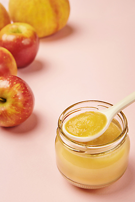 포토 JPG 스튜디오촬영 유리병 실내 사람없음 숟가락 유기농 채식 복숭아 이유식 건강식 프랑스음식 퓨레 분홍색배경 미니사과 국내포토 웰빙 음식 분홍색 백그라운드 과일 병_용기 디저트 서양음식 수저 내부 사과 파일형식