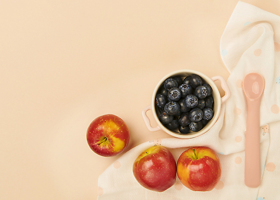 포토 JPG 스튜디오촬영 그릇 실내 사람없음 하이앵글 수건 숟가락 유기농 담기 블루베리 채식 이유식 건강식 카피스페이스 코랄배경 미니사과 국내포토 식기 웰빙 음식 뷰포인트 백그라운드 과일 모션 수저 내부 위생용품 공백 사과 파일형식 코랄