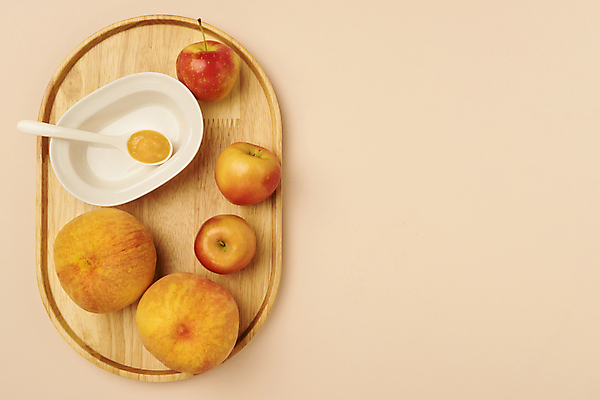 포토 JPG 스튜디오촬영 그릇 실내 사람없음 하이앵글 숟가락 아기용품 유기농 채식 복숭아 이유식 건강식 나무쟁반 이유식식기 프랑스음식 퓨레 카피스페이스 코랄배경 미니사과 국내포토 식기 웰빙 음식 뷰포인트 백그라운드 과일 디저트 쟁반 서양음식 수저 내부 목재 공백 사과 오브젝트 파일형식 코랄