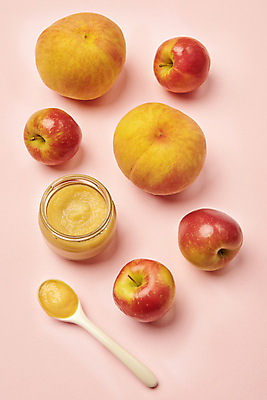 포토 JPG 스튜디오촬영 유리병 실내 사람없음 유기농 채식 복숭아 이유식 건강식 프랑스음식 퓨레 분홍색배경 미니사과 국내포토 웰빙 음식 분홍색 백그라운드 과일 병_용기 디저트 서양음식 내부 사과 파일형식