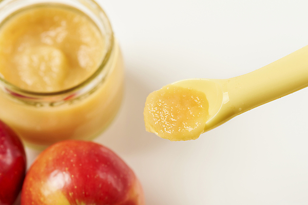 포토 JPG 스튜디오촬영 유리병 실내 사람없음 숟가락 흰배경 유기농 채식 이유식 건강식 프랑스음식 퓨레 미니사과 국내포토 웰빙 음식 백그라운드 병_용기 디저트 서양음식 수저 내부 흰색 사과 파일형식