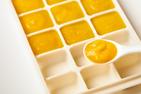 포토 JPG 스튜디오촬영 실내 들기 근접촬영 사람없음 숟가락 흰배경 유기농 채식 이유식 건강식 얼음틀 프랑스음식 퓨레 국내포토 웰빙 음식 뷰포인트 백그라운드 모션 디저트 서양음식 수저 내부 흰색 파일형식