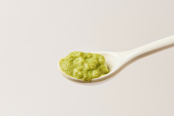 포토 JPG 스튜디오촬영 실내 들기 사람없음 숟가락 흰배경 유기농 완두콩 채식 이유식 건강식 프랑스음식 퓨레 국내포토 웰빙 음식 백그라운드 모션 디저트 콩 서양음식 수저 내부 흰색 파일형식