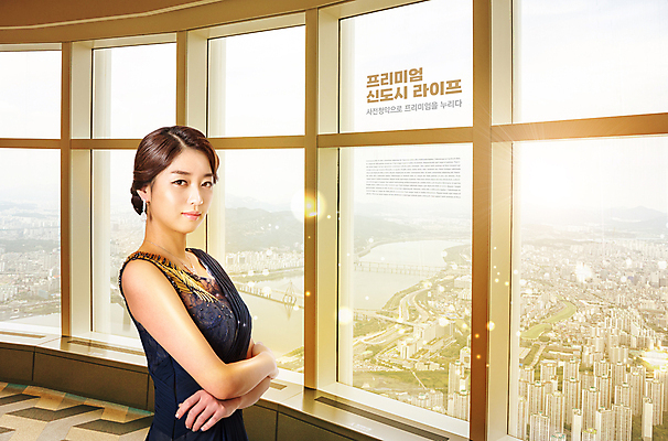 PSD 편집이미지 여자 한명 미소 상반신 20대 성인 타이포그라피 빛 팔짱 한국인 금색 창가 부동산정책 신도시 프리미엄 성인여자한명만 주택청약 이미지편집 문자 1 컬러 창문 모션 부동산 표정 사람 동양인 청년 경제 도시 정책 여자한명만 성인여자만 파일형식 청약