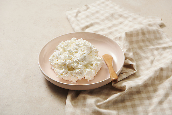 포토 JPG 스튜디오촬영 접시 유제품 실내 사람없음 식탁보 기호식품 발효음식 나무스푼 베이지색배경 그릭요거트 국내포토 식기 음식 백그라운드 내부 나무숟가락 요거트 베이지색 파일형식