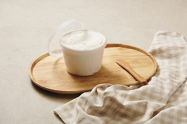 포토 음식 백그라운드 쟁반 실내 통 내부 목재 플라스틱 나무숟가락 요거트 베이지색 파일형식 플라스틱통 식탁보 나무스푼 나무쟁반 유제품 기호식품 스튜디오촬영 JPG 그릭요거트 사람없음 발효음식 베이지색배경 국내포토