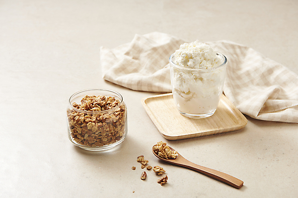 포토 식기 음식 백그라운드 병_용기 쟁반 실내 내부 목재 숟가락 요거트 베이지색 파일형식 시리얼 나무숟가락 식탁보 유리병 잔 나무쟁반 유제품 기호식품 스튜디오촬영 JPG 그릭요거트 사람없음 발효음식 베이지색배경 그래놀라 국내포토