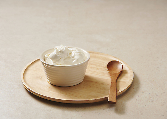 포토 식기 음식 백그라운드 모션 쟁반 실내 내부 목재 숟가락 요거트 베이지색 파일형식 담기 그릇 나무쟁반 나무숟가락 유제품 기호식품 스튜디오촬영 JPG 그릭요거트 사람없음 발효음식 베이지색배경 국내포토