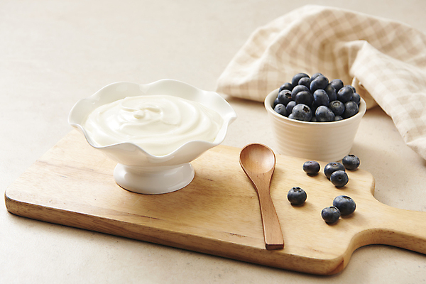 포토 식기 음식 백그라운드 과일 모션 도마 실내 내부 목재 숟가락 요거트 베이지색 파일형식 식탁보 나무도마 나무숟가락 담기 그릇 유제품 기호식품 블루베리 스튜디오촬영 JPG 그릭요거트 사람없음 발효음식 베이지색배경 국내포토