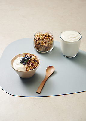 포토 JPG 스튜디오촬영 그릇 유리병 잔 유제품 실내 사람없음 시리얼 담기 블루베리 기호식품 나무숟가락 발효음식 크랜베리 테이블매트 베이지색배경 그래놀라 그릭요거트 국내포토 식기 열매 음식 백그라운드 과일 모션 병_용기 내부 숟가락 식탁보 요거트 베이지색 파일형식