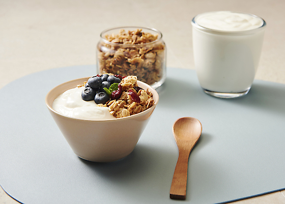 포토 식기 열매 음식 백그라운드 과일 모션 병_용기 실내 내부 숟가락 식탁보 요거트 베이지색 파일형식 테이블매트 담기 잔 유리병 나무숟가락 그릇 유제품 기호식품 블루베리 크랜베리 스튜디오촬영 JPG 그릭요거트 사람없음 발효음식 베이지색배경 국내포토