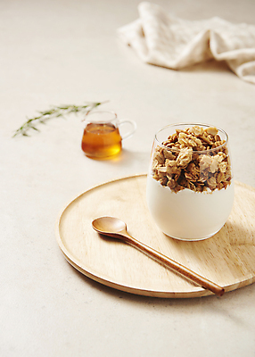 포토 식기 음식 백그라운드 쟁반 실내 내부 목재 숟가락 요거트 베이지색 파일형식 나무숟가락 나무쟁반 식탁보 잔 시리얼 유제품 기호식품 꿀 스튜디오촬영 JPG 그릭요거트 사람없음 발효음식 베이지색배경 그래놀라 국내포토