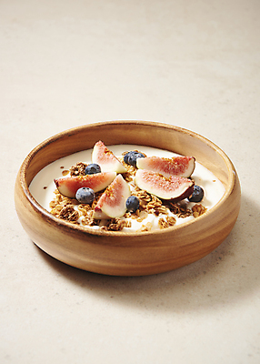 포토 JPG 스튜디오촬영 유제품 실내 사람없음 시리얼 블루베리 기호식품 발효음식 무화과 나무그릇 베이지색배경 그래놀라 그릭요거트 국내포토 그릇 음식 백그라운드 과일 내부 목재 요거트 베이지색 파일형식