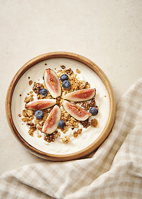 포토 JPG 스튜디오촬영 유제품 실내 사람없음 하이앵글 식탁보 시리얼 블루베리 기호식품 발효음식 무화과 나무그릇 베이지색배경 그래놀라 그릭요거트 국내포토 그릇 음식 뷰포인트 백그라운드 과일 내부 목재 요거트 베이지색 파일형식