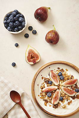 포토 JPG 스튜디오촬영 그릇 단면 유제품 실내 사람없음 하이앵글 식탁보 시리얼 블루베리 기호식품 나무숟가락 발효음식 무화과 나무그릇 베이지색배경 그래놀라 그릭요거트 국내포토 식기 음식 뷰포인트 백그라운드 과일 내부 목재 숟가락 요거트 베이지색 파일형식