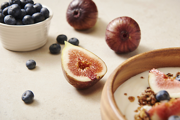 포토 JPG 스튜디오촬영 그릇 단면 유제품 실내 사람없음 시리얼 담기 블루베리 기호식품 발효음식 무화과 나무그릇 베이지색배경 그래놀라 그릭요거트 국내포토 식기 음식 백그라운드 과일 모션 내부 목재 요거트 베이지색 파일형식