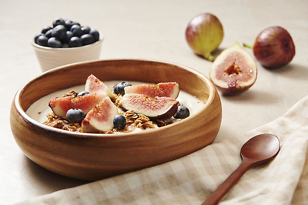 포토 JPG 스튜디오촬영 그릇 단면 유제품 실내 사람없음 식탁보 시리얼 담기 블루베리 기호식품 나무숟가락 발효음식 무화과 나무그릇 베이지색배경 그래놀라 그릭요거트 국내포토 식기 음식 백그라운드 과일 모션 내부 목재 숟가락 요거트 베이지색 파일형식