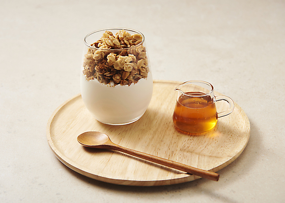 포토 JPG 스튜디오촬영 잔 유제품 실내 사람없음 시리얼 기호식품 꿀 나무숟가락 발효음식 나무쟁반 시럽컵 베이지색배경 그래놀라 그릭요거트 국내포토 식기 음식 백그라운드 쟁반 내부 목재 숟가락 요거트 베이지색 파일형식