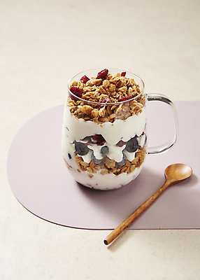 포토 JPG 스튜디오촬영 잔 유제품 실내 사람없음 시리얼 담기 블루베리 기호식품 꿀 나무숟가락 발효음식 크랜베리 테이블매트 베이지색배경 그래놀라 그릭요거트 국내포토 식기 열매 음식 백그라운드 과일 모션 내부 숟가락 식탁보 요거트 베이지색 파일형식