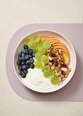 포토 JPG 스튜디오촬영 접시 유제품 실내 사람없음 하이앵글 시리얼 청포도 블루베리 슬라이스 복숭아 기호식품 아몬드 발효음식 크랜베리 테이블매트 베이지색배경 그래놀라 그릭요거트 국내포토 식기 열매 음식 뷰포인트 백그라운드 과일 포도 내부 견과류 식탁보 요거트 베이지색 파일형식