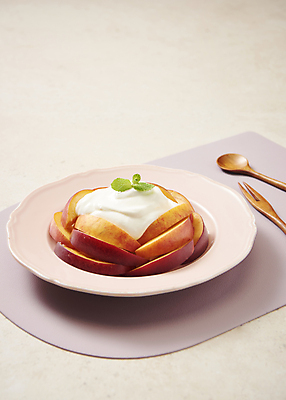 포토 JPG 스튜디오촬영 접시 유제품 실내 사람없음 민트 복숭아 기호식품 나무숟가락 발효음식 나무포크 테이블매트 베이지색배경 플레이팅 그릭요거트 국내포토 식기 음식 백그라운드 포크 과일 내부 숟가락 식탁보 상차림 허브 요거트 베이지색 파일형식