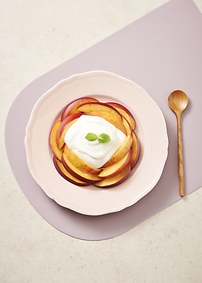 포토 JPG 스튜디오촬영 접시 유제품 실내 사람없음 하이앵글 민트 복숭아 기호식품 나무숟가락 발효음식 테이블매트 베이지색배경 플레이팅 그릭요거트 국내포토 식기 음식 뷰포인트 백그라운드 과일 내부 숟가락 식탁보 상차림 허브 요거트 베이지색 파일형식