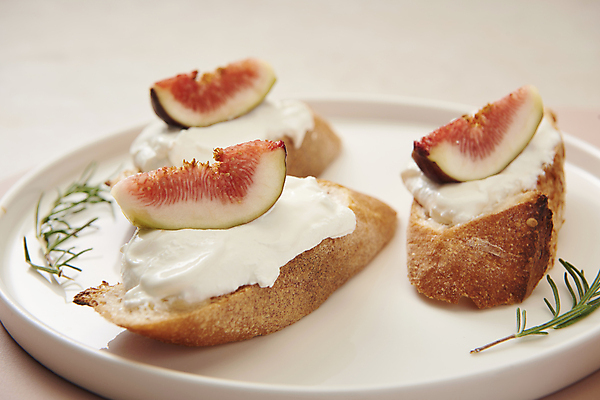 포토 JPG 스튜디오촬영 접시 유제품 실내 사람없음 바게트 기호식품 로즈메리 발효음식 무화과 베이지색배경 그릭요거트 국내포토 식기 음식 빵 백그라운드 과일 내부 허브 요거트 베이지색 파일형식