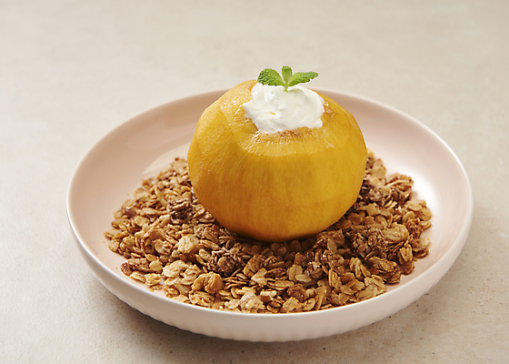 포토 JPG 스튜디오촬영 접시 유제품 실내 사람없음 시리얼 민트 복숭아 기호식품 발효음식 베이지색배경 그래놀라 그릭요거트 국내포토 식기 음식 백그라운드 과일 내부 허브 요거트 베이지색 파일형식