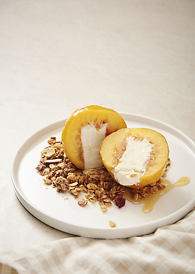 포토 JPG 스튜디오촬영 접시 단면 유제품 실내 사람없음 식탁보 자르기 시리얼 복숭아 기호식품 꿀 발효음식 베이지색배경 그래놀라 그릭요거트 국내포토 식기 음식 백그라운드 과일 모션 내부 요거트 베이지색 파일형식