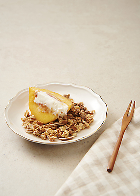 포토 JPG 스튜디오촬영 접시 단면 유제품 실내 사람없음 식탁보 시리얼 복숭아 기호식품 한조각 발효음식 나무포크 베이지색배경 그래놀라 그릭요거트 국내포토 1 식기 음식 백그라운드 포크 과일 내부 요거트 베이지색 파일형식