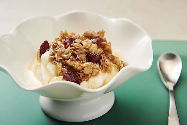 포토 JPG 스튜디오촬영 접시 유제품 쟁반 실내 사람없음 숟가락 시리얼 기호식품 꿀 발효음식 크랜베리 베이지색배경 그래놀라 그릭요거트 국내포토 식기 열매 음식 백그라운드 수저 내부 요거트 베이지색 파일형식