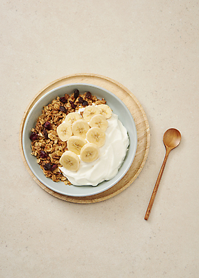 포토 JPG 스튜디오촬영 그릇 유제품 바나나 실내 사람없음 하이앵글 시리얼 슬라이스 기호식품 나무숟가락 발효음식 나무쟁반 크랜베리 베이지색배경 그래놀라 그릭요거트 국내포토 식기 열매 음식 뷰포인트 백그라운드 과일 쟁반 내부 목재 숟가락 요거트 베이지색 파일형식