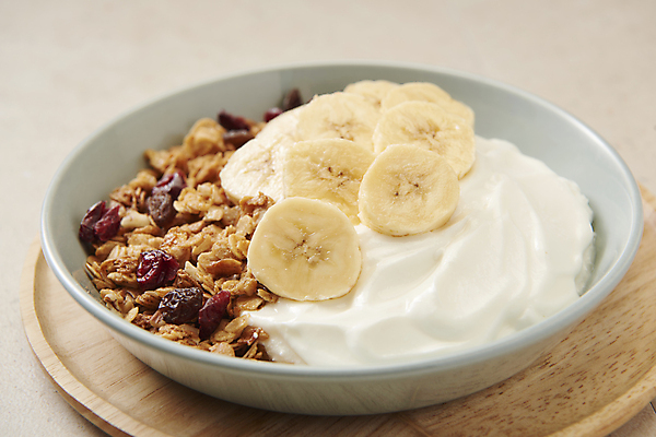 포토 JPG 스튜디오촬영 그릇 유제품 바나나 실내 사람없음 시리얼 슬라이스 기호식품 발효음식 나무쟁반 크랜베리 베이지색배경 그래놀라 그릭요거트 국내포토 식기 열매 음식 백그라운드 과일 쟁반 내부 목재 요거트 베이지색 파일형식